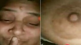 Bedroom XXX video of Indian aunty who exposes big hooters on camera