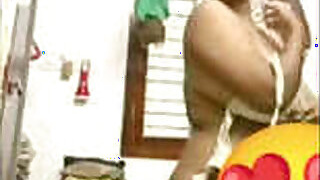 Desi sexy bhabhi on clips on facebook