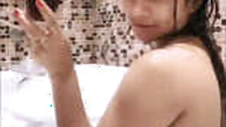 Indian beauty Dipsiha Roy in the bathtub