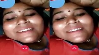 Desi Bhabhi Shows her pussy